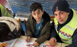 TRAFİK JANDARMASI ÇOCUKLARI SEVİNDİRDİ