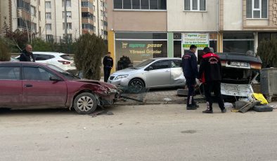 Afşin’de Otomobil Takla Attı, Maddi Hasarla Atlatıldı