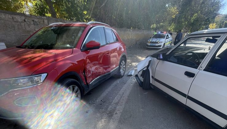 Afşin’de Maddi Hasarlı Trafik Kazası, Şans Eseri Yaralanan Olmadı