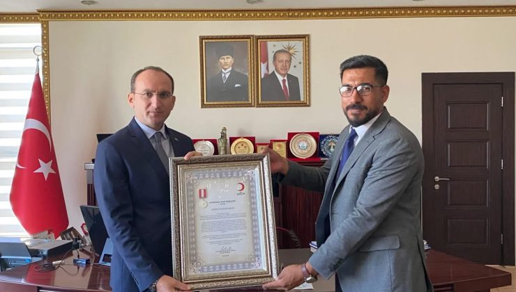 Afşin Kaymakamı Muammer Sarıdoğan’a Türk Kızılay’dan “Gümüş Berat” Takdimi