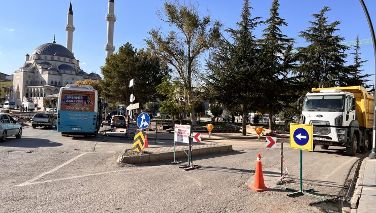 Afşin’de Taşkın Koruma Çalışmaları Elçibey Caddesi’nde Devam Ediyor