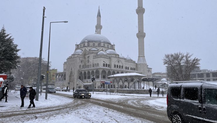Afşin Beyaz Gelinliğini Giydi, Kar Sevinci Yeni Yıl Coşkusuyla Birleşti!