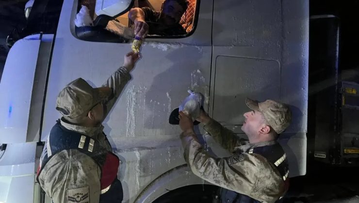 Jandarma Ekipleri Zorlu Kış Şartlarında Vatandaşları Yalnız Bırakmadı
