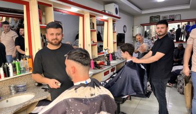 Afşin’de Bayram Tıraşı Yoğunluğu, Berberlerde Uzun Kuyruklar Oluştu