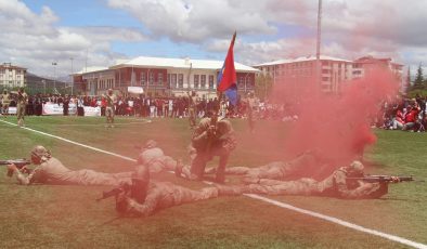 Çoğulhan Jandarma Komandolarının Gösterisi, 19 Mayıs Atatürk’ü Anma, Gençlik ve Spor Bayramı’na Damga Vurdu