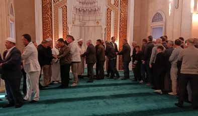Afşin’de Bayram Namazı Sonrası Gönülleri Isıtan Bayramlaşma