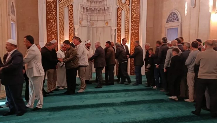 Afşin’de Bayram Namazı Sonrası Gönülleri Isıtan Bayramlaşma