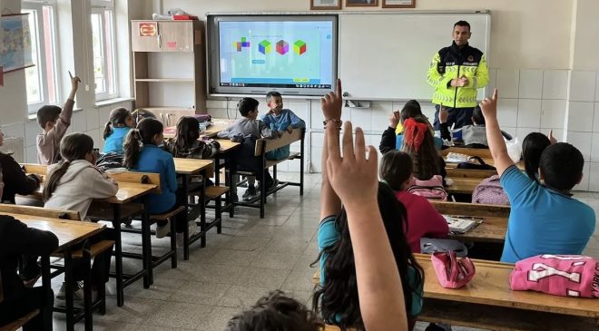Afşin’de Miniklere Jandarmadan Trafik Eğitimi, Kurallar Uygulamalı Anlatıldı