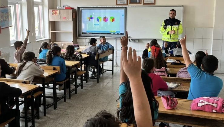 Afşin’de Miniklere Jandarmadan Trafik Eğitimi, Kurallar Uygulamalı Anlatıldı