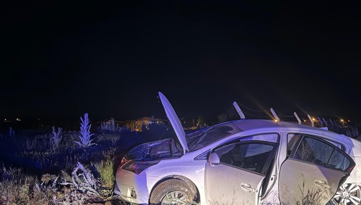 Afşin’de Trafik Kazası, Araç Yoldan Çıkarak Direğe Çarptı