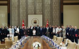 CUMHURBAŞKANI ERDOĞAN, KAHRAMANMARAŞLI ACILI AİLELERİ KÜLLİYE’DE KABUL ETTİ