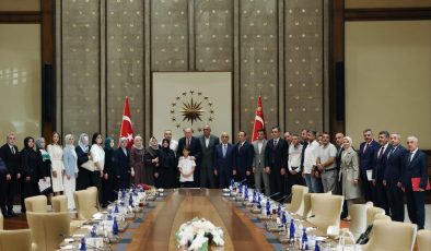 CUMHURBAŞKANI ERDOĞAN, KAHRAMANMARAŞLI ACILI AİLELERİ KÜLLİYE’DE KABUL ETTİ