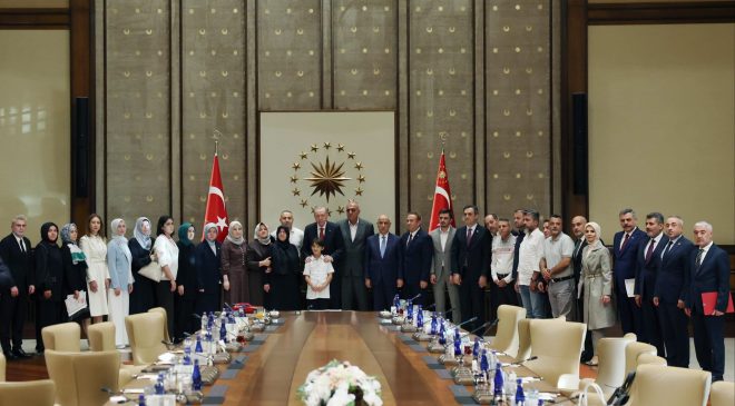 CUMHURBAŞKANI ERDOĞAN, KAHRAMANMARAŞLI ACILI AİLELERİ KÜLLİYE’DE KABUL ETTİ