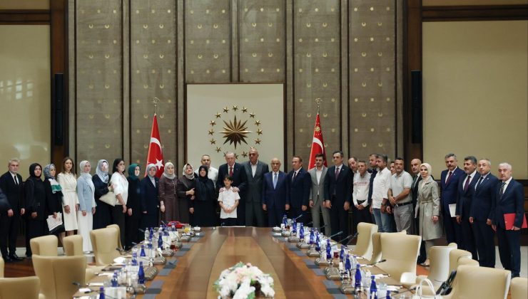 CUMHURBAŞKANI ERDOĞAN, KAHRAMANMARAŞLI ACILI AİLELERİ KÜLLİYE’DE KABUL ETTİ